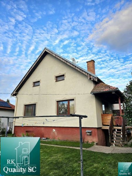 Családi ház Turán, a Tureň utcában, szépen karbantartott kerttel.