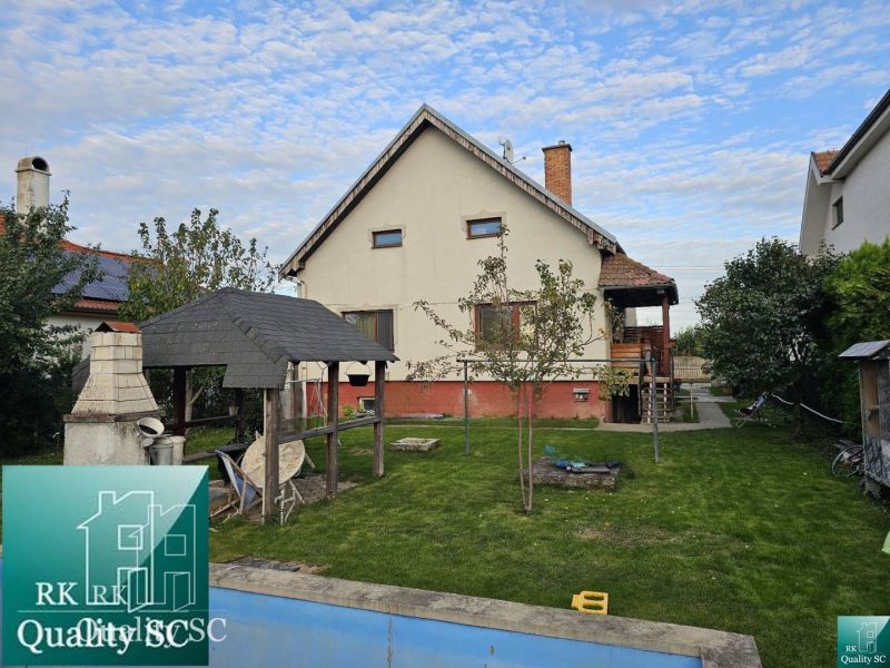 Családi ház Tureň községben, Tureň utcában, medencével és grillsütővel a kertben.