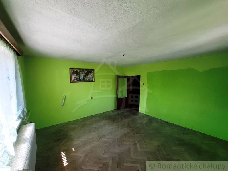 Zöld falak a családi házban és fa dekorációjú padló.