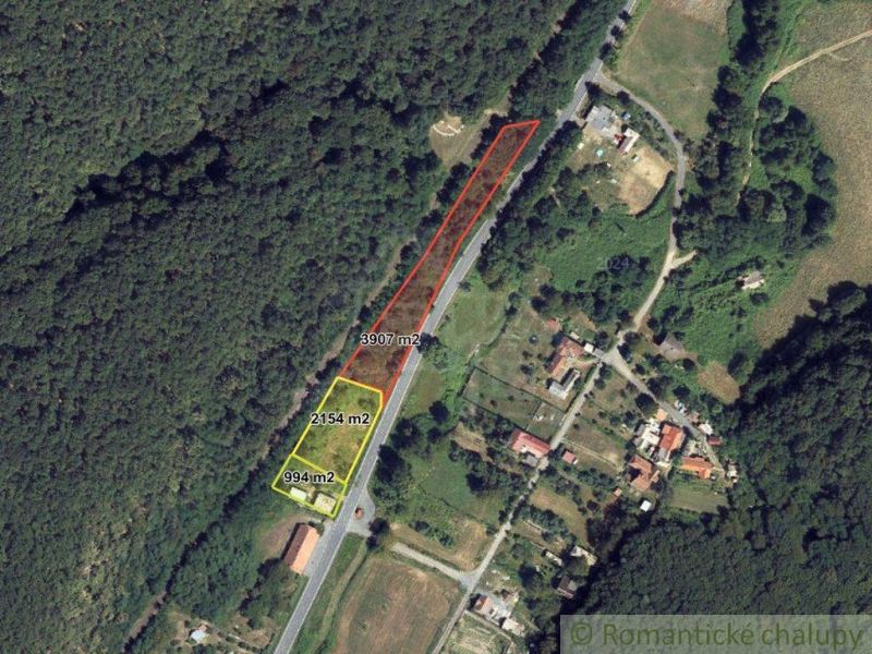Légi felvétel a Šiatorská Bukovinka-i lakóterületekről, amelyeket erdő és természet vesz körül.