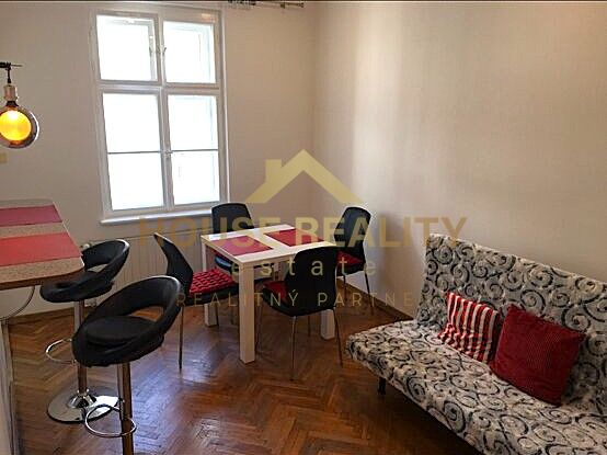 Étkező sarok egy kétszobás lakásban fa dekor padlóval és stílusos ülőgarnitúrával.