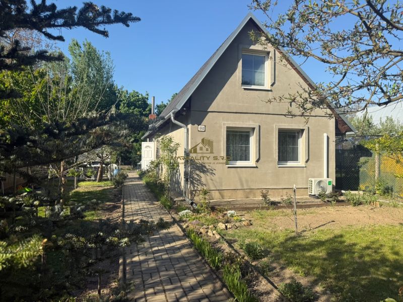 Ház Sekule utcában, Sekule településen, kerttel és kövezett járdával.