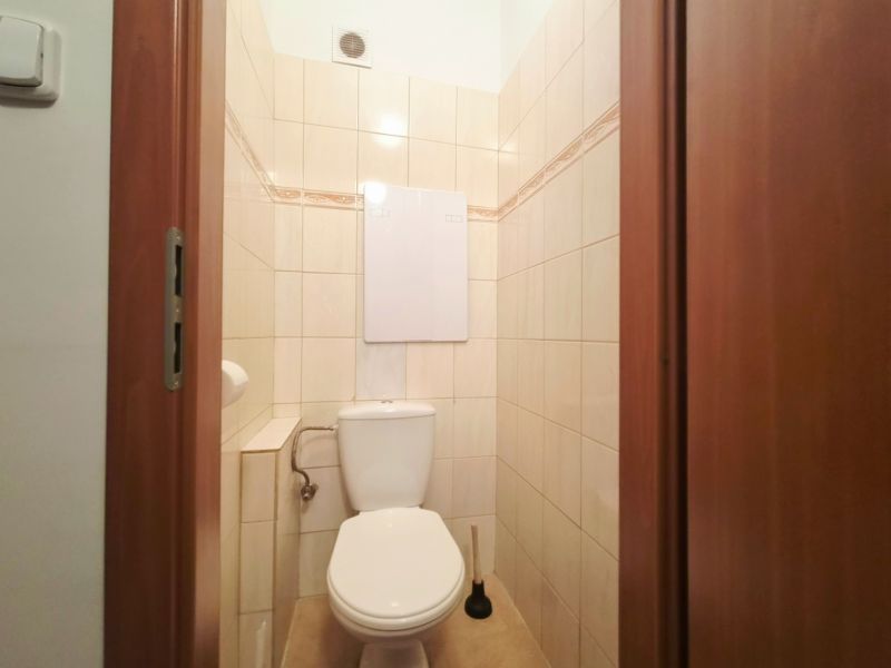Fürdőszoba egy kétszobás lakásban csempével és WC-vel.