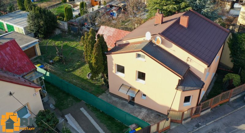 Családi ház udvarral és kerttel a Pöstyén Mlynska utcájában.