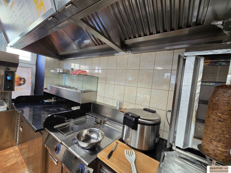 Konyhai berendezés vendéglátóipari helyiségekben grillel és fritőzzel az ételek elkészítéséhez.