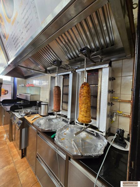Konyha vendéglátóipari helyiségekben kebab készítésére alkalmas berendezéssel, beleértve a páraelszívót is.
