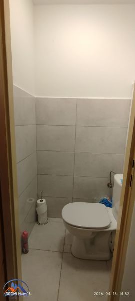 Fürdőszoba WC-vel és csempével egy kétszobás lakásban.