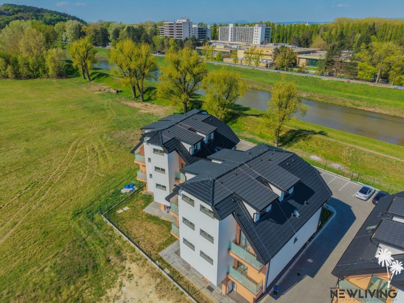 Fekete tetős lakóház a folyó mellett a Moravanská utcában, Banka.