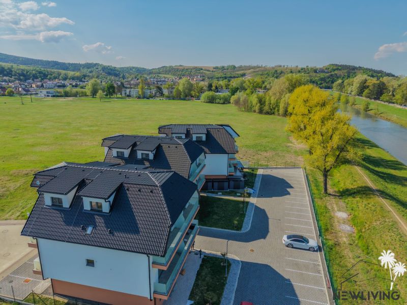 Új építésű lakások a folyó mellett a Moravanská utcában, Banka városában, parkolóhelyekkel.