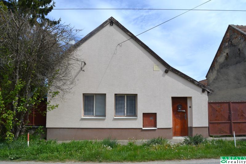 Családi ház Felsőszelibán egyszerű homlokzattal és előkerttel.