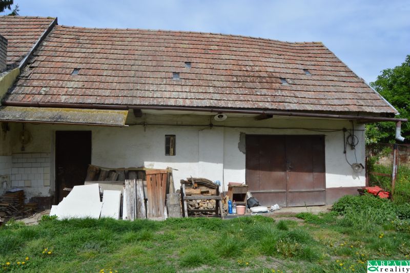 Családi ház Felsőszelibán régi tetővel és gondozatlan külső térrel.