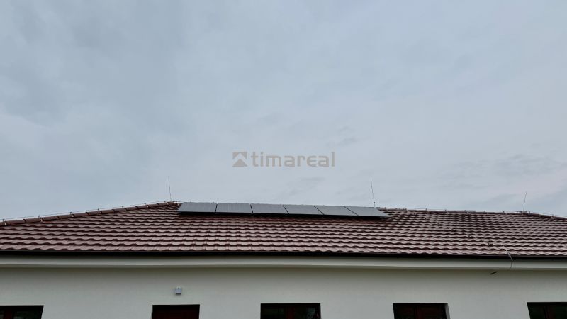 Családi ház a Fő utcán, Vlčanyban, napelemekkel a tetőn.