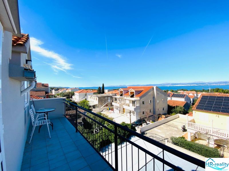 Brač rekreációs apartmanja gyönyörű kilátást nyújt a tengerre és a házak tetejére.