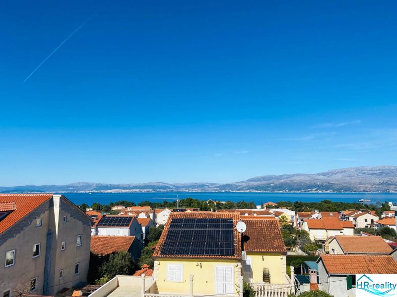 Kilátás a tengerre és a háztetőkre egy nyaraló apartmannál Brac szigetén.