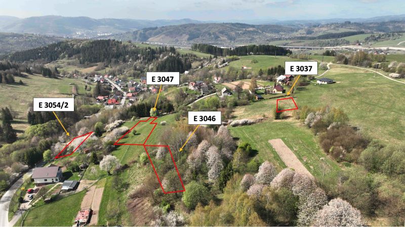 Mezőgazdasági és erdőterületek Svrčinovecben, kiemelt parcellákkal és környező tájjal.