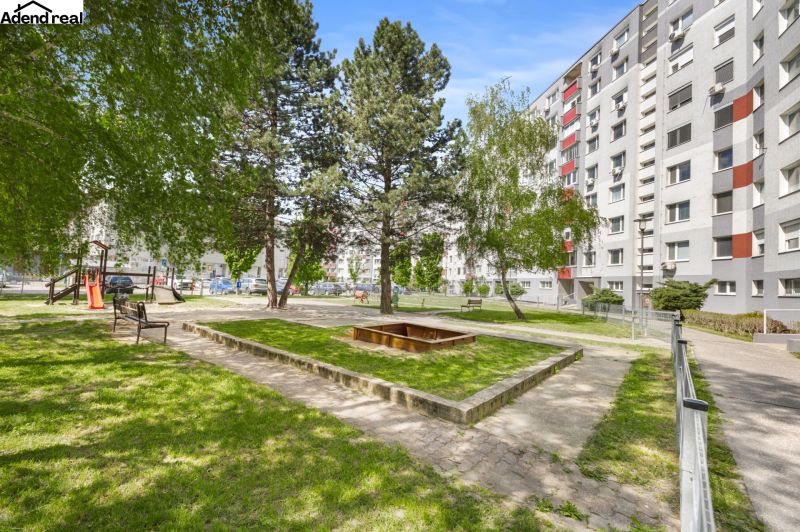Zölddel teli udvar padokkal és homokozóval a Kríkova utcában, Pozsony - Vrakuňa.