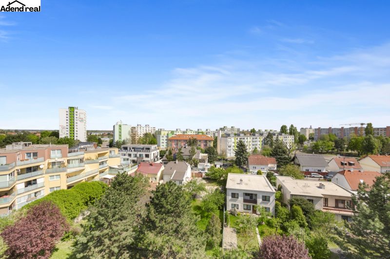 Kilátás a lakóházakra és a zöldövezetre Pozsonyban - Vrakunán, a Kríková utcában.
