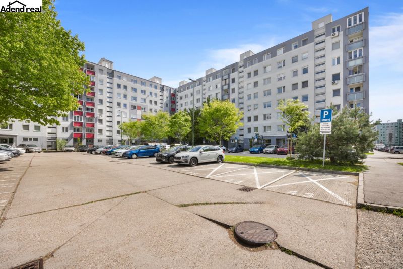 A Kríkova utcai lakóház előtti parkoló Pozsonyban, Vereknyén.