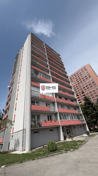 Račianska utcai toronyház BAIII-ban egy 2 szobás lakás számára.