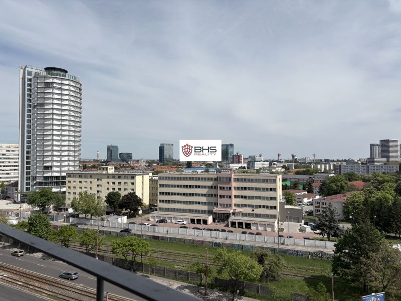 Kilátás Pozsony panorámájára a Račianska utcáról, nem messze egy kétszobás lakástól.