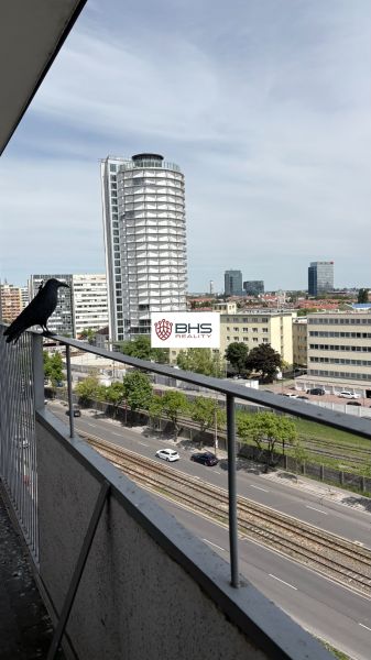 Kilátás egy kétszobás lakás erkélyéről a Račianska utcán, Pozsony III-ban, a város panorámájával.