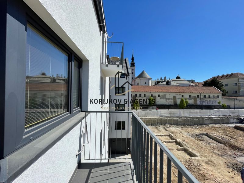 Erkély egy kétszobás lakásban a Jarková utcán, Eperjesen, kilátással a városi panorámára.