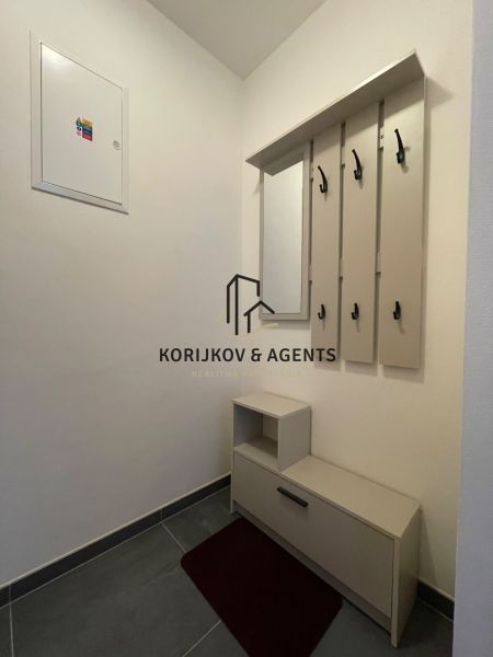 Előszoba gardróbbal és cipősszekrénnyel a kétszobás lakásban.