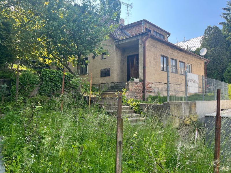 Családi ház eladó Pozsonyban - Óvárosban, a Búdková utcában, sűrű növényzettel.