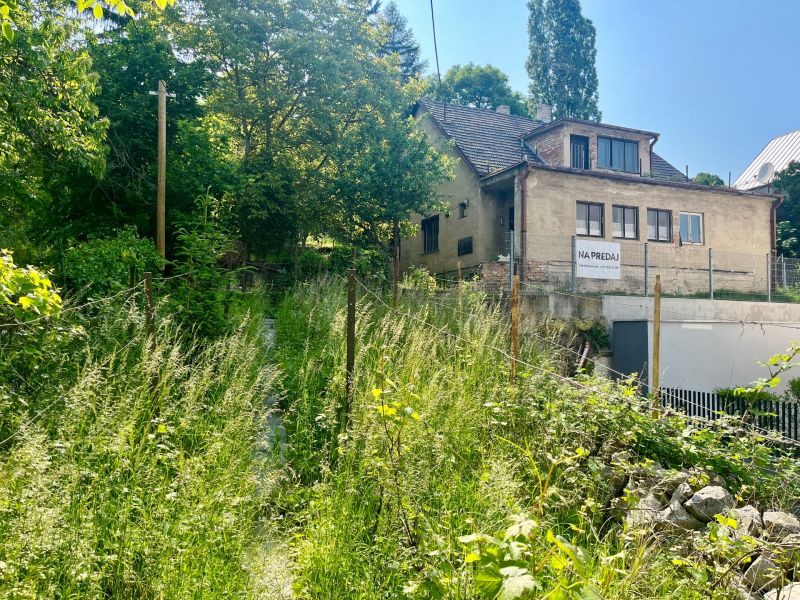 Családi ház Pozsony Óvárosában, a Búdková utcában, zölddel és fákkal körülvéve.