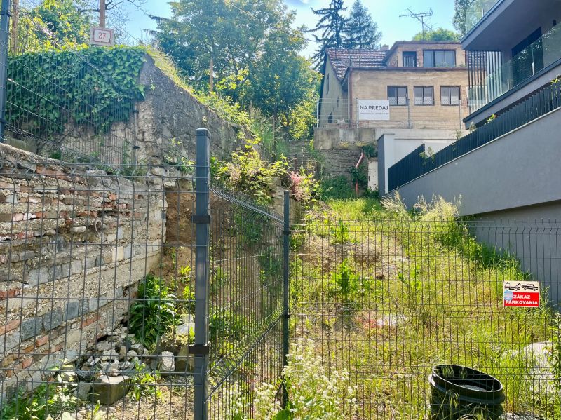 Családi ház eladó a kerítés mögött a Búdková utcában, Pozsony - Óvárosban.