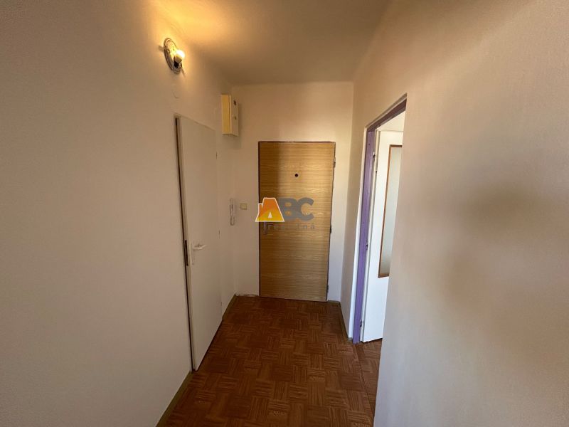 Előszoba egy kétszobás lakásban fa dekor padlóval és világos világítással.
