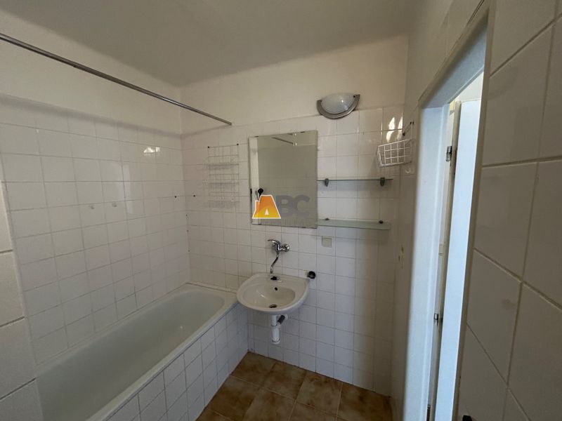 Fürdőszoba káddal egy kétszobás lakásban csempével.