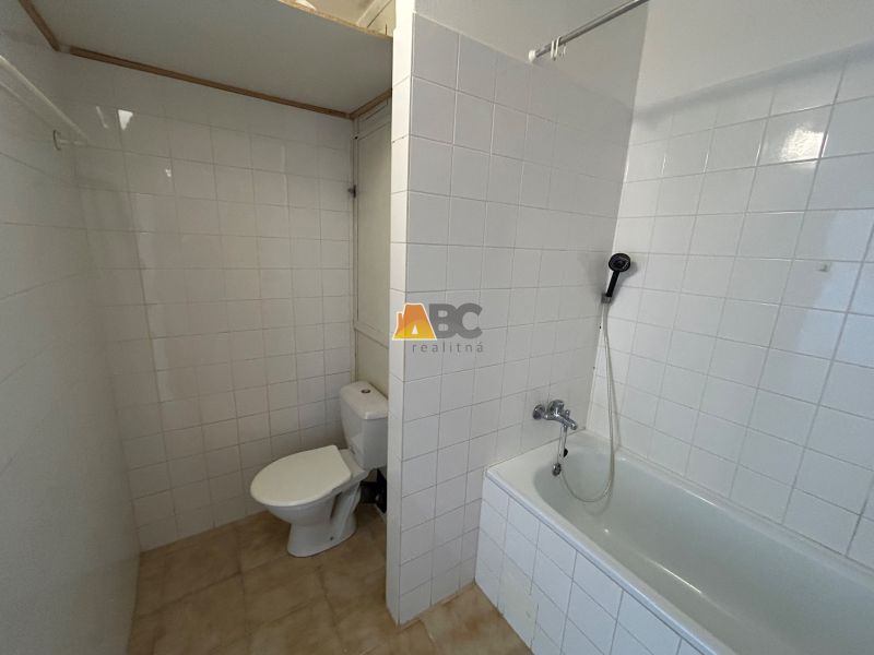 Kétszobás lakás fürdőszobája káddal és WC-vel.