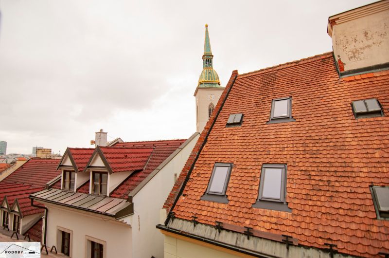 A templomtorony, amely kiemelkedik a tetők fölé Pozsonyban, a Beblavého utcában.
