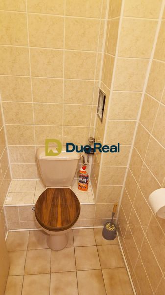 WC csempével és WC kefével egy háromszobás lakásban.
