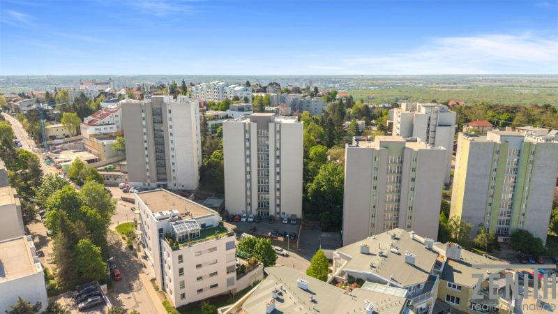 Kilátás a zölddel körülvett lakóépületekre Pozsonyban - Óváros.