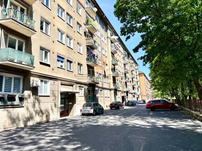 Jelačičova utca Pozsony-Ružinovban lakóházakkal, amelyeket fák vesznek körül.
