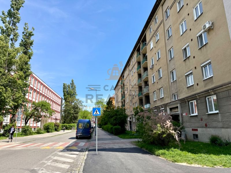 Jelačičova utca Pozsonyban - Ružinov, lakóházakkal és zöldterülettel.