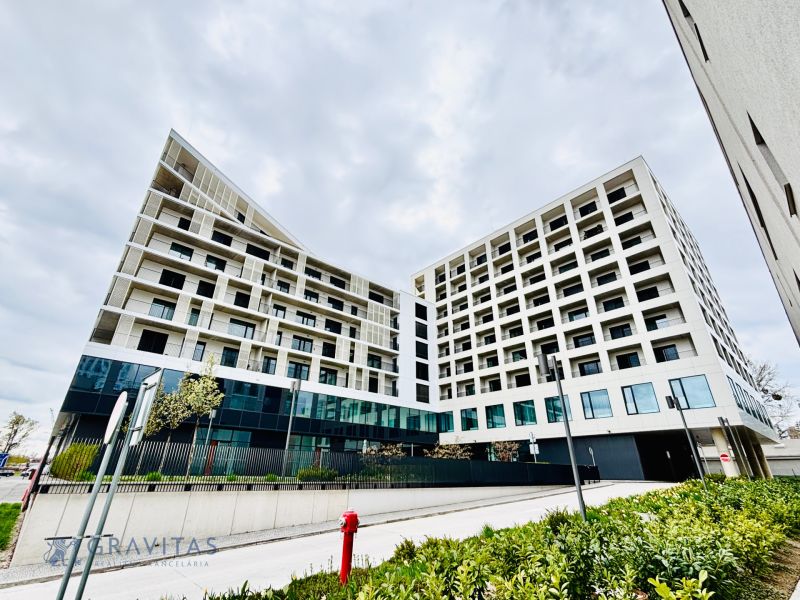 Modern lakókomplex a Prístavná utcában, Pozsony - Ružinov, zöldövezettel körülvéve.