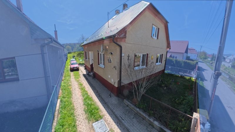 Családi ház Svinná községben, kerttel és udvari parkolóval.