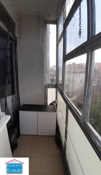 Üvegezett erkély egy 2 szobás lakásban kilátással Érsekújváron, komód, lánc.