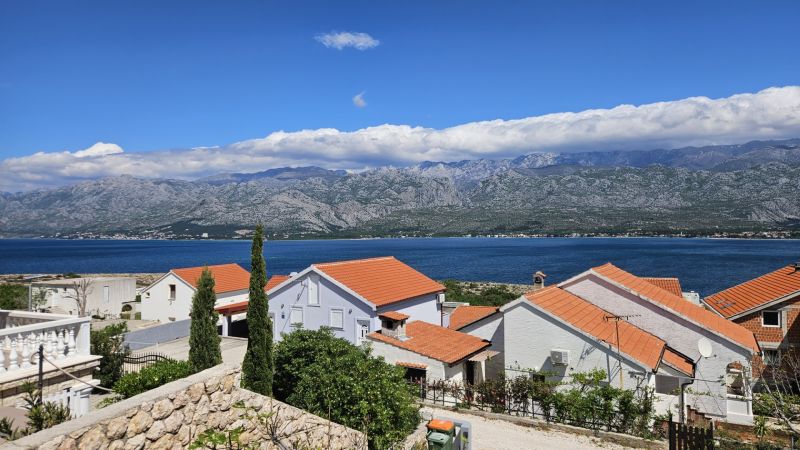 Családi házak Vinjeracban, kilátással a tengerre és hegyi panorámákra.