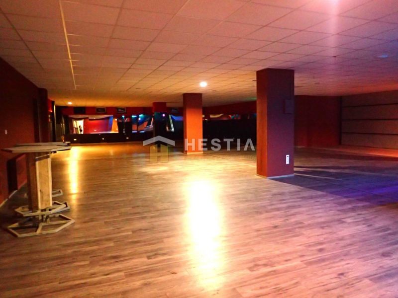Tágas üzlethelyiségek fa padlóval és oszlopokkal, különféle célokra alkalmasak.