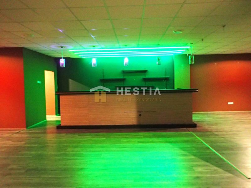Világítással ellátott helyiség, alkalmas üzleti célokra, üzlethelyiség, zöld és piros falak.