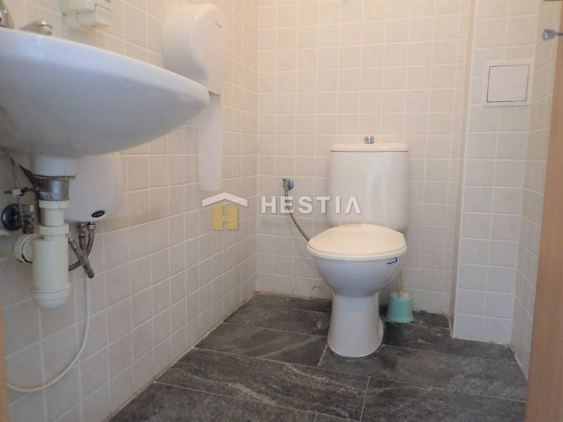 WC a kerámia burkolattal és mosdóval ellátott helyiségekben, amelyek kereskedelmi célú telkek számára vannak kijelölve.