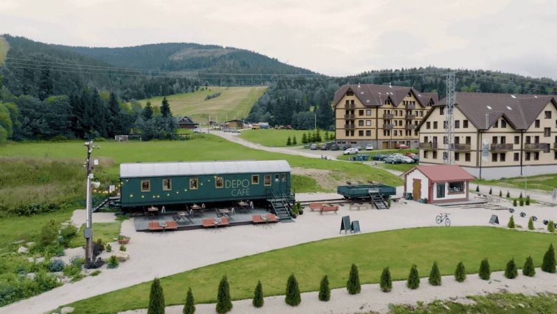 Telgártban található rekreációs apartman, amelyet természet vesz körül, a háttérben vasúti viadukt.