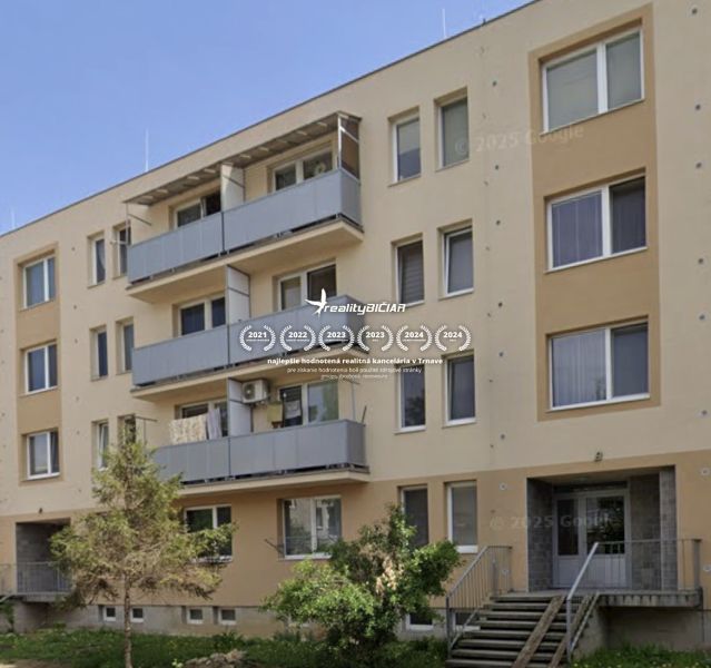 Lakóház Galántán, lehetséges 1 szobás lakás erkélyekkel, panel szerkezet.