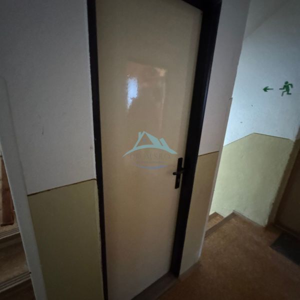 A bejárati ajtó az egyszobás lakás folyosóján.