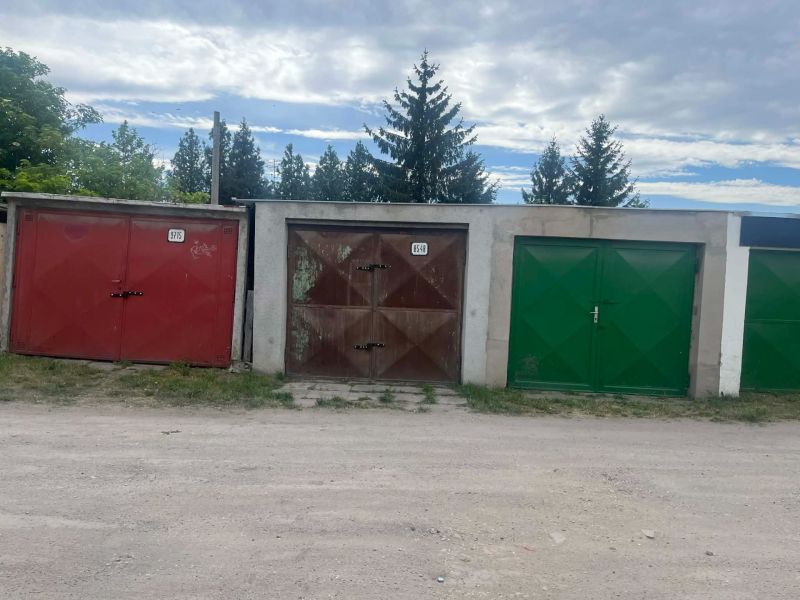 Garázsok a Gúgska utcában Érsekújváron színes kapukkal és körülöttük növényzettel.