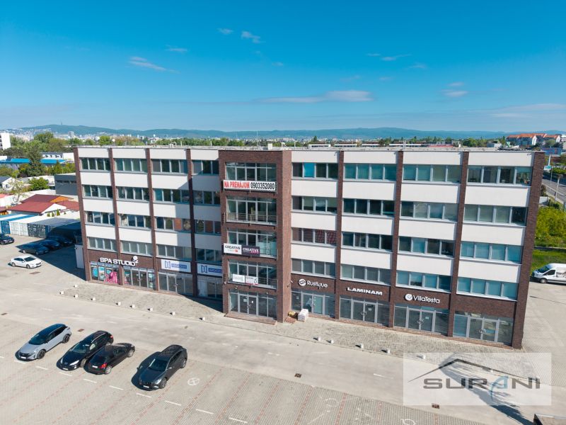 Irodák a Svornosti utcában, Pozsony-Podunajské Biskupice városrészben, parkolóval és autókkal.